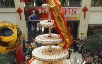 世界上最高最大的蛋糕 高8米，重2吨